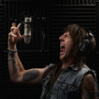 rode nt1 5g insitu rock singer studio profile left side 2 2023 1080x1080 1